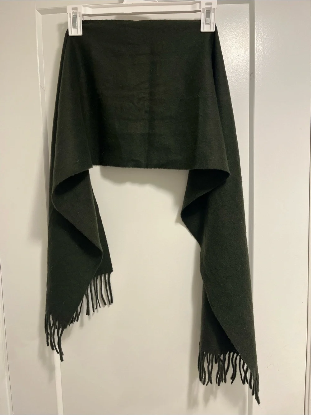 100% cashmere. Vintage Marshalls Field - Dark Green Fringed Women's Scarf